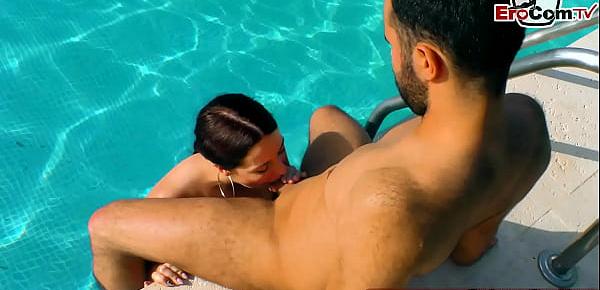  Deutsches normales Mädchen auf Mallorca am pool gefickt